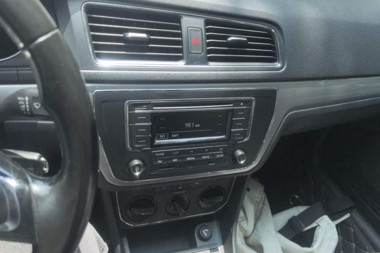 Used Volkswagen Lavida 2015 1.6L Manual Comfort Edition Audio And AC Panel
