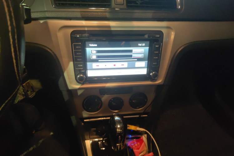 Used Volkswagen Lavida 2015 1.6L Automatic Comfort Edition Audio And AC Panel
