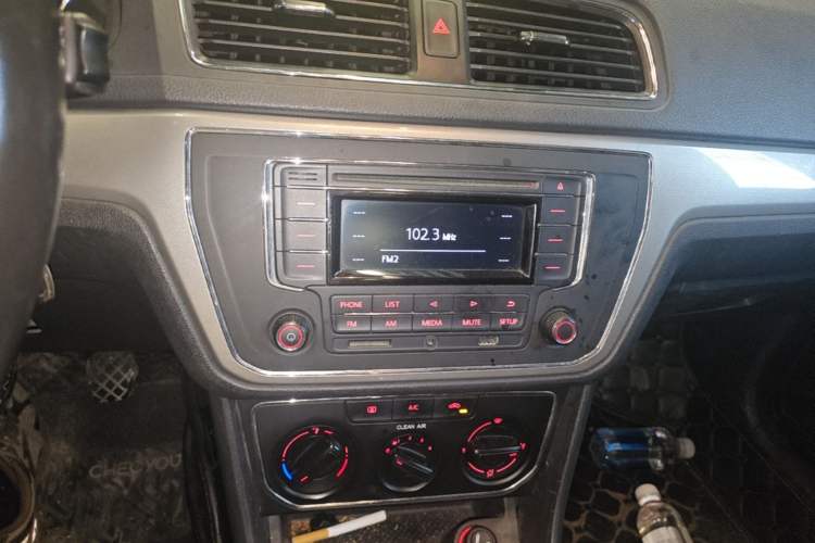 Used Volkswagen Lavida 2015 1.6L Manual Comfort Edition Audio And AC Panel