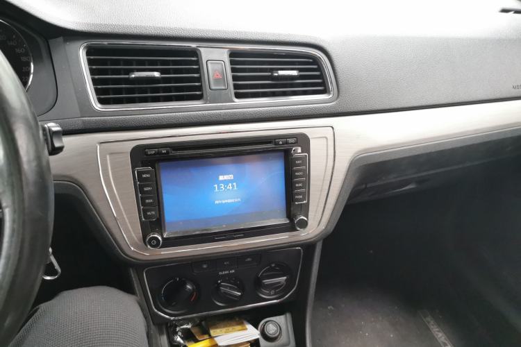 Used Volkswagen Lavida 2015 1.6L Manual Comfort Edition Audio And AC Panel