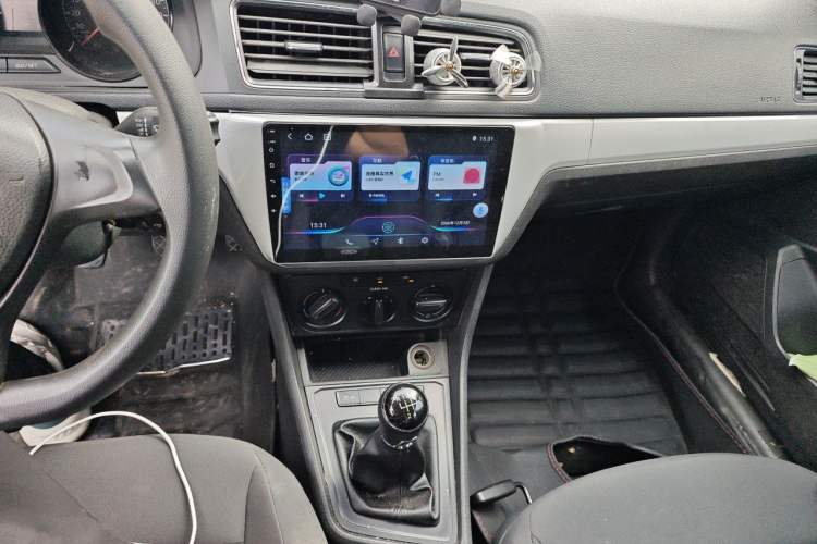 Used Volkswagen Lavida 2015 1.6L Manual Fashion Edition Audio And AC Panel