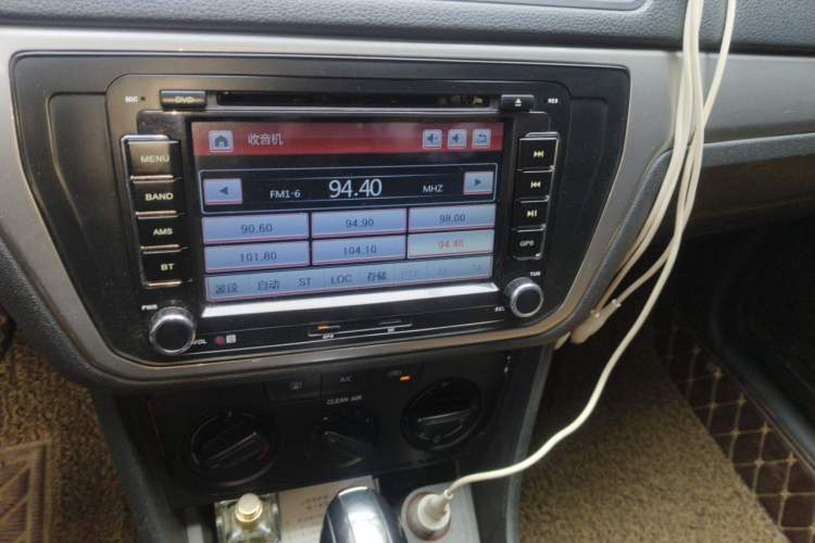 Used Volkswagen Lavida 2015 1.6L Automatic Fashion Edition Audio And AC Panel