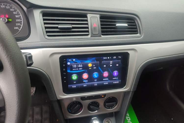 Used Volkswagen Lavida 2015 1.6L Automatic Fashion Edition Audio And AC Panel