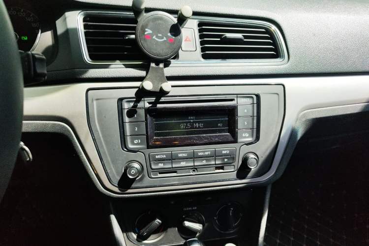 Used Volkswagen Lavida 2015 1.6L Automatic Fashion Edition Audio And AC Panel
