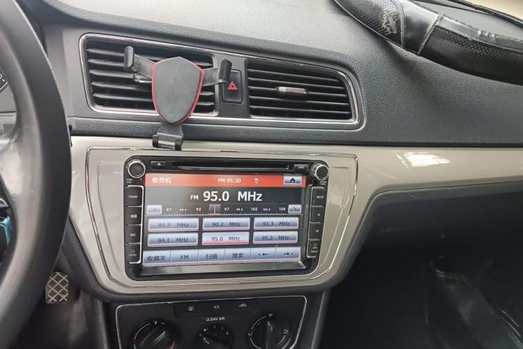 Used Volkswagen Lavida 2015 1.6L Automatic Comfort Edition Audio And AC Panel