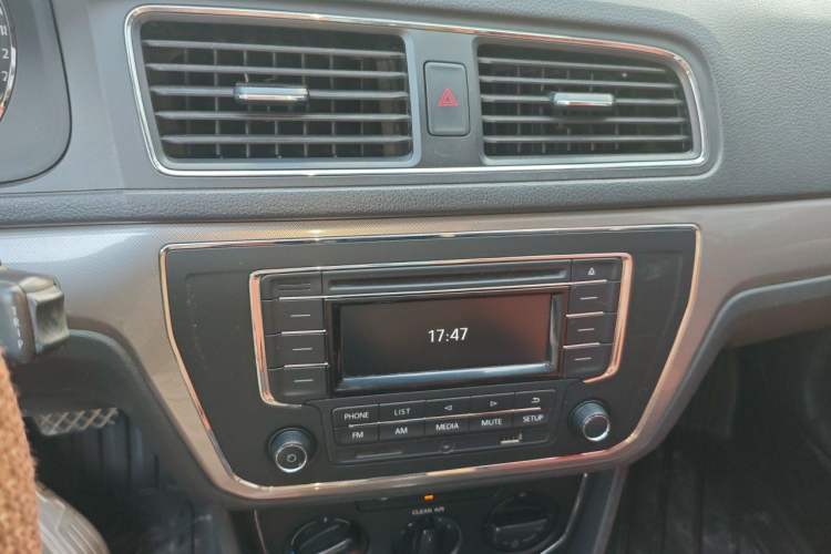 Used Volkswagen Lavida 2015 1.6L Automatic Comfort Edition Audio And AC Panel
