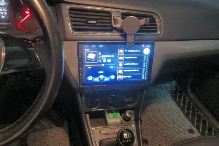 Used Volkswagen Lavida 2015 1.6L Manual Comfort Edition Audio And AC Panel