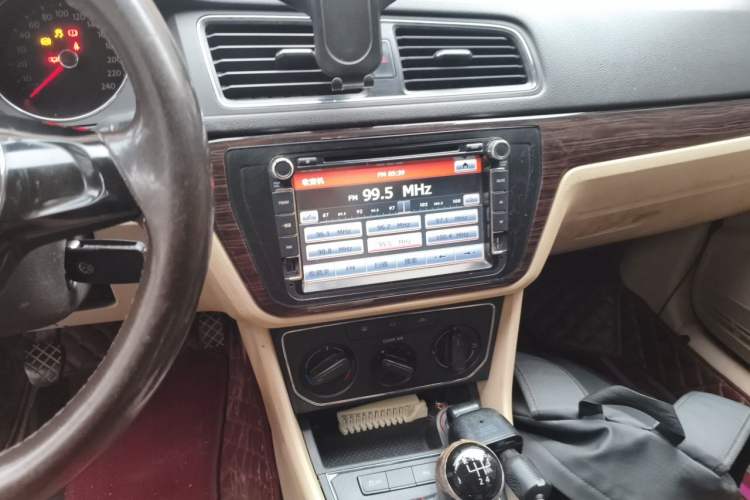 Used Volkswagen Lavida 2015 1.6L Manual Comfort Edition Audio And AC Panel