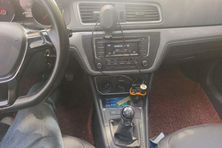 Used Volkswagen Lavida 2015 1.6L Manual Comfort Edition Audio And AC Panel