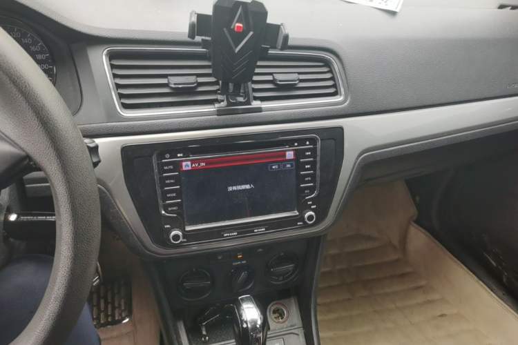 Used Volkswagen Lavida 2015 1.6L Automatic Fashion Edition Audio And AC Panel