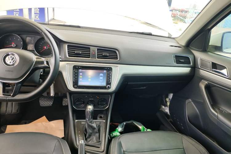 Used Volkswagen Lavida 2015 1.6L Automatic Comfort Edition Audio And AC Panel