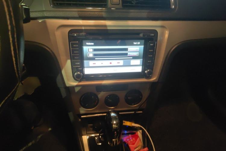 Used Volkswagen Lavida 2015 1.6L Automatic Comfort Edition Audio And AC Panel