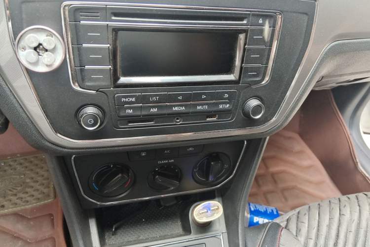 Used Volkswagen Lavida 2015 1.6L Manual Comfort Edition Audio And AC Panel