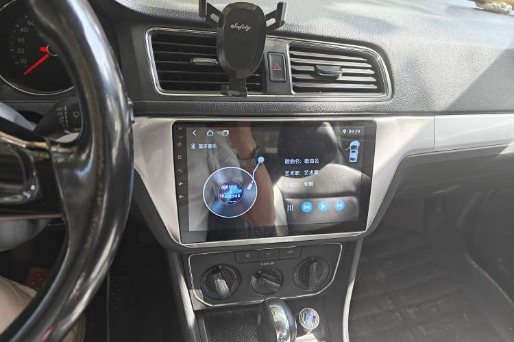 Used Volkswagen Lavida 2015 1.6L Automatic Comfort Edition Audio And AC Panel