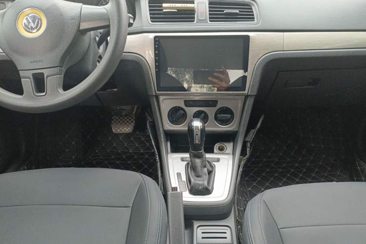 Used Volkswagen Lavida 2015 1.6L Automatic Fashion Edition Audio And AC Panel