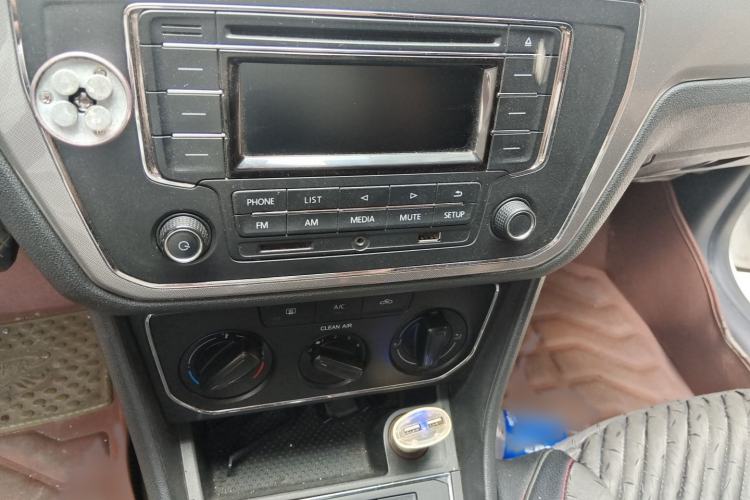 Used Volkswagen Lavida 2015 1.6L Manual Comfort Edition Audio And AC Panel