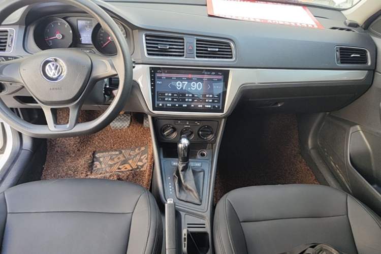 Used Volkswagen Lavida 2015 1.6L Automatic Fashion Edition Audio And AC Panel