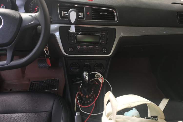 Used Volkswagen Lavida 2015 1.6L Automatic Fashion Edition Audio And AC Panel