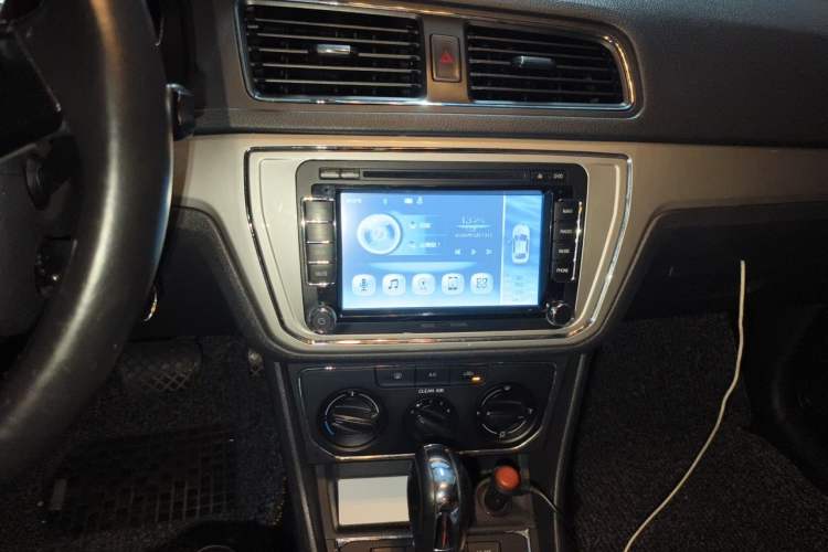Used Volkswagen Lavida 2015 1.6L Automatic Comfort Edition Audio And AC Panel
