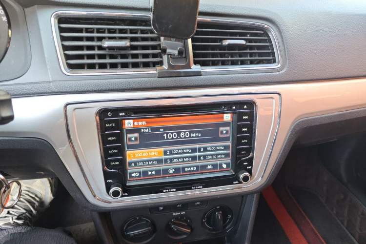 Used Volkswagen Lavida 2015 1.6L Automatic Fashion Edition Audio And AC Panel