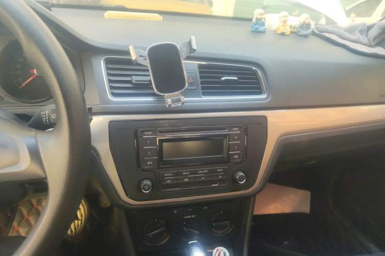 Used Volkswagen Lavida 2015 1.6L Automatic Fashion Edition Audio And AC Panel