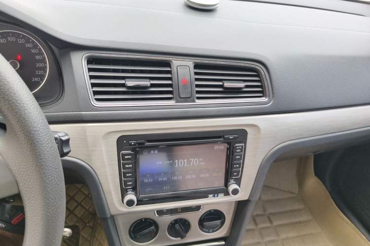 Used Volkswagen Lavida 2015 1.6L Automatic Comfort Edition Audio And AC Panel