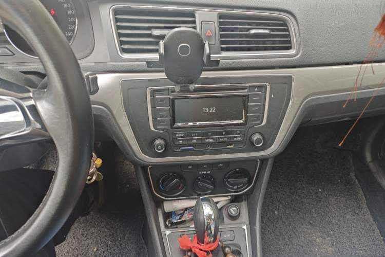 Used Volkswagen Lavida 2015 1.6L Automatic Comfort Edition Audio And AC Panel