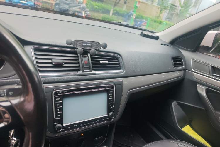 Used Volkswagen Lavida 2015 1.6L Automatic Comfort Edition Audio And AC Panel