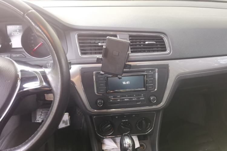 Used Volkswagen Lavida 2015 1.6L Automatic Comfort Edition Audio And AC Panel
