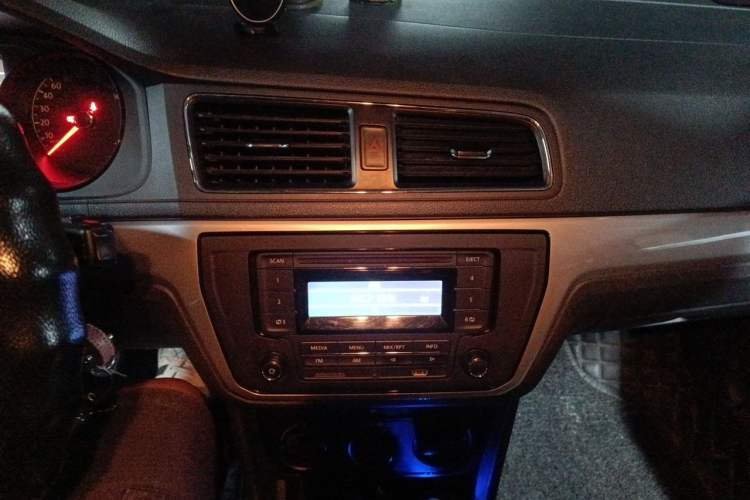 Used Volkswagen Lavida 2015 1.6L Manual Fashion Edition Audio And AC Panel