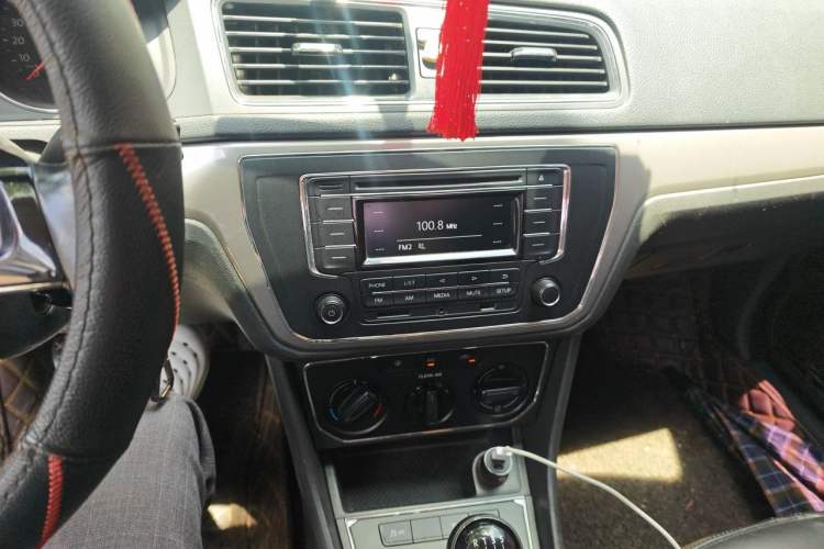 Used Volkswagen Lavida 2015 1.6L Manual Comfort Edition Audio And AC Panel