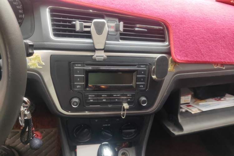 Used Volkswagen Lavida 2015 1.6L Automatic Fashion Edition Audio And AC Panel