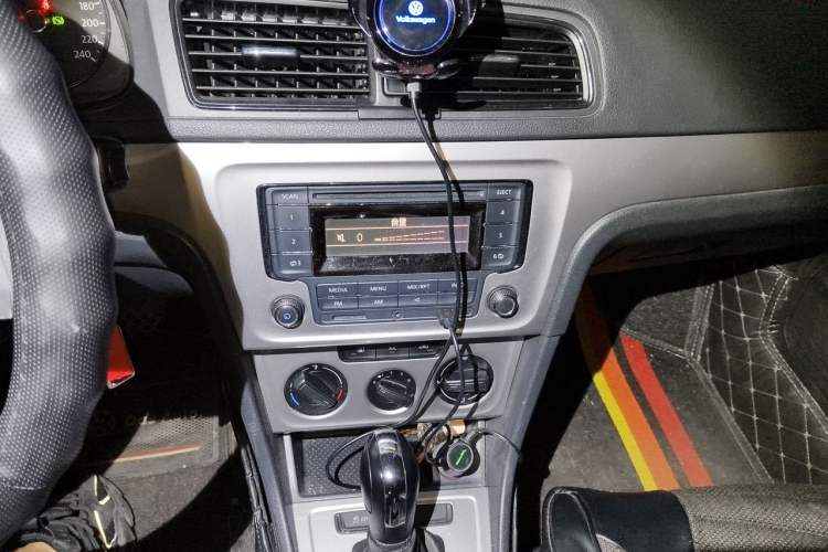 Used Volkswagen Lavida 2015 1.6L Automatic Fashion Edition Audio And AC Panel