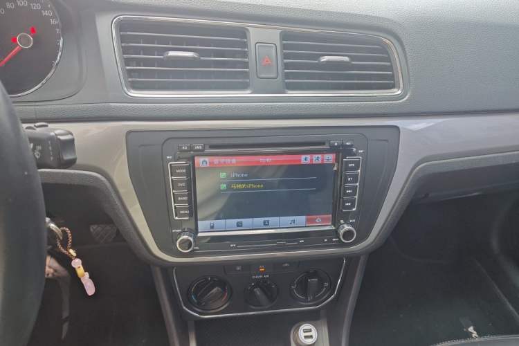 Used Volkswagen Lavida 2015 1.6L Manual Comfort Edition Audio And AC Panel