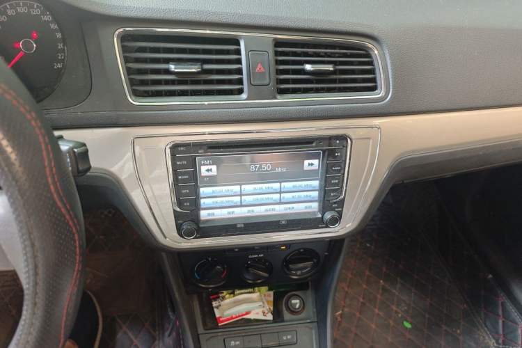 Used Volkswagen Lavida 2015 1.6L Manual Fashion Edition Audio And AC Panel