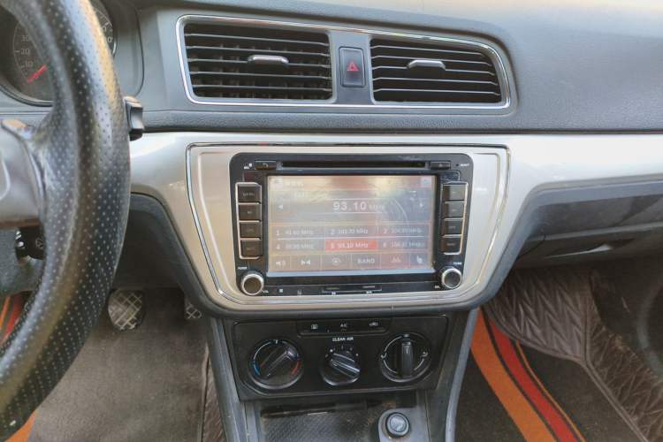 Used Volkswagen Lavida 2015 1.6L Manual Fashion Edition Audio And AC Panel