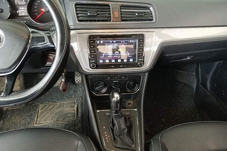 Used Volkswagen Lavida 2015 1.6L Automatic Comfort Edition Audio And AC Panel