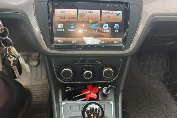 Used Volkswagen Lavida 2015 1.6L Manual Comfort Edition Audio And AC Panel