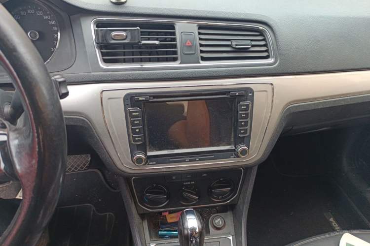 Used Volkswagen Lavida 2015 1.6L Automatic Comfort Edition Audio And AC Panel