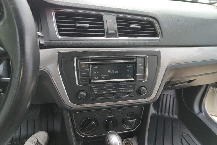 Used Volkswagen Lavida 2015 1.6L Automatic Comfort Edition Audio And AC Panel