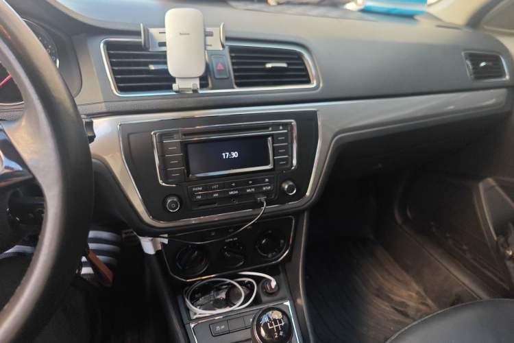 Used Volkswagen Lavida 2015 1.6L Manual Comfort Edition Audio And AC Panel