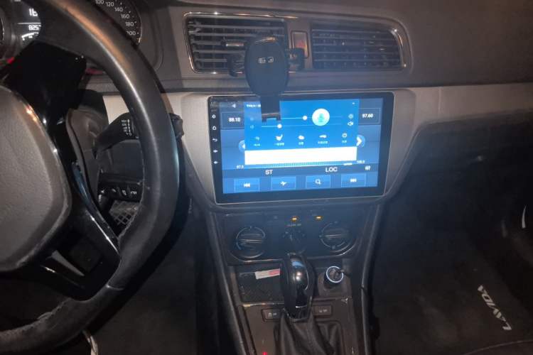 Used Volkswagen Lavida 2015 1.6L Automatic Comfort Edition Audio And AC Panel