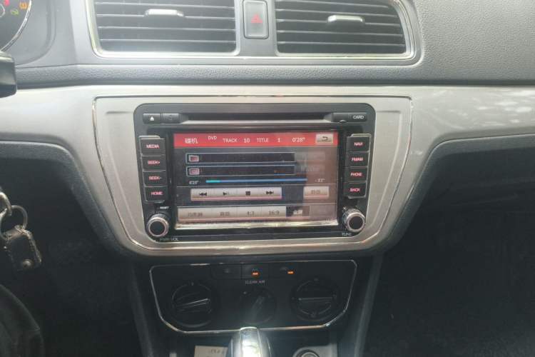 Used Volkswagen Lavida 2015 1.6L Automatic Comfort Edition Audio And AC Panel