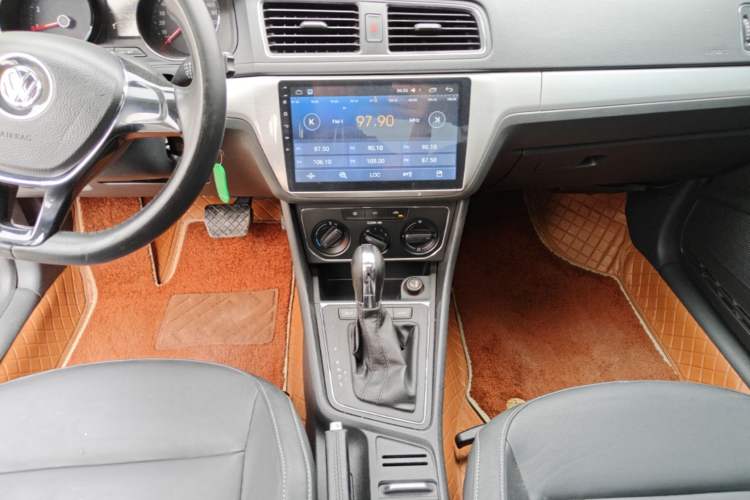 Used Volkswagen Lavida 2015 1.6L Automatic Comfort Edition Audio And AC Panel