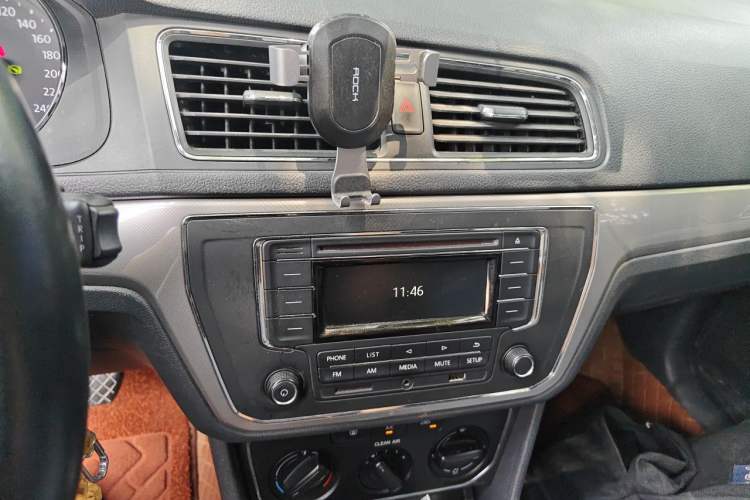 Used Volkswagen Lavida 2015 1.6L Automatic Comfort Edition Audio And AC Panel