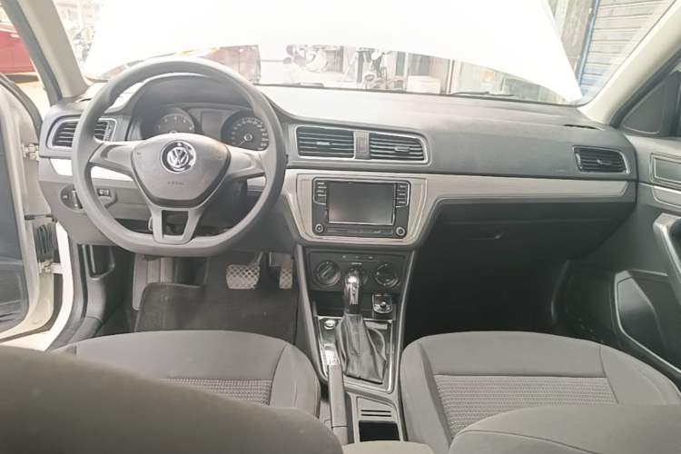Used Volkswagen Lavida 2015 1.6L Automatic Fashion Edition Center Console