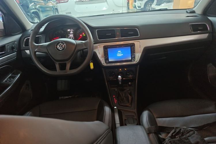 Used Volkswagen Lavida 2015 1.6L Automatic Fashion Edition Center Console