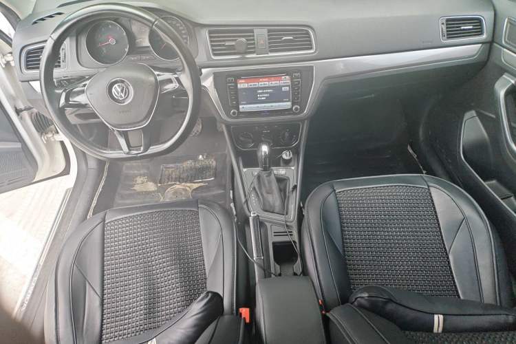 Used Volkswagen Lavida 2015 1.6L Automatic Comfort Edition Center Console