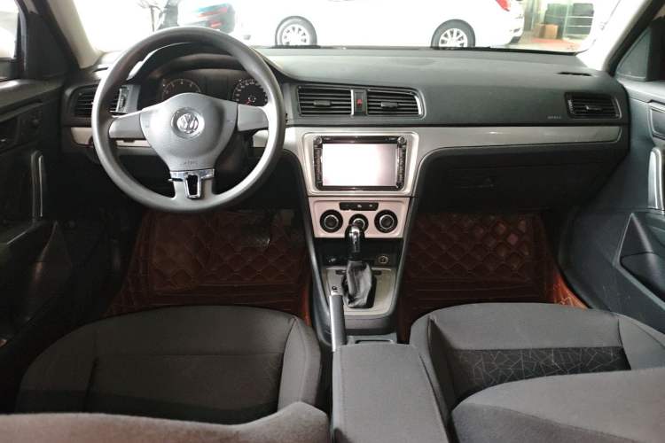Used Volkswagen Lavida 2015 1.6L Automatic Fashion Edition Center Console