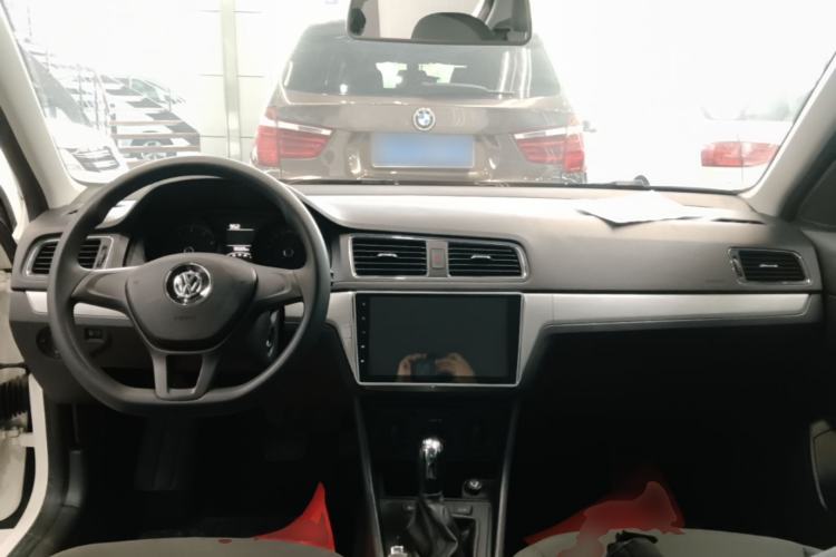 Used Volkswagen Lavida 2015 1.6L Automatic Fashion Edition Center Console